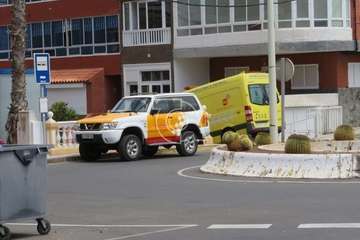 Una mujer se siente indispuesta en la playa de Salinetas y es evacuada en una ambulancia del SUC (Foto TA)